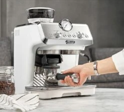 Machine Expresso DELONGHI EC9155.W La Specialista Arte Blanche + Kit Barista -Maxi Coffee Soldes specialista arte white 5